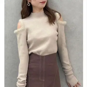 오프숄더 퍼 리브 니트