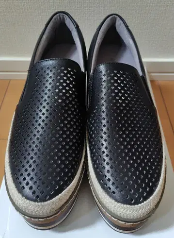 neue marche 통굽 펀칭 슬립온 블랙 23.5cm