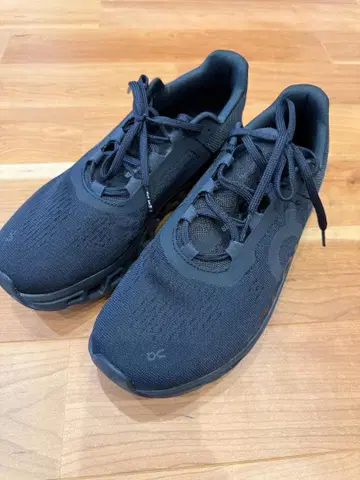 On Cloudstratus 블랙 스니커즈