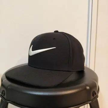 NIKE 빅 로고 스냅백 캡 블랙