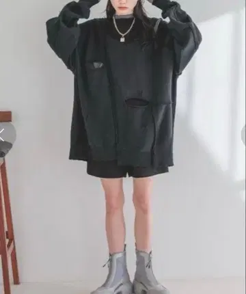 JEANASIS 컷 아웃 리메이크 래글런 풀오버 블랙