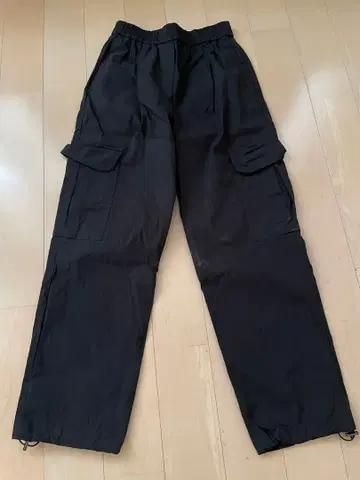 블랙 카고 팬츠 사이드 포켓 포함