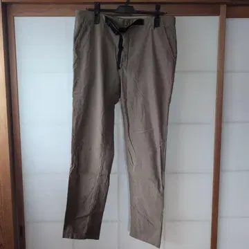 브라운 치노 팬츠 조정 가능한 벨트 포함