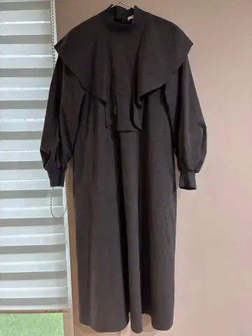 엔폴드 프릴 긴팔 그레이 롱 원피스