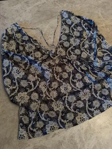 꽃무늬 V넥 7부 소매 셔츠