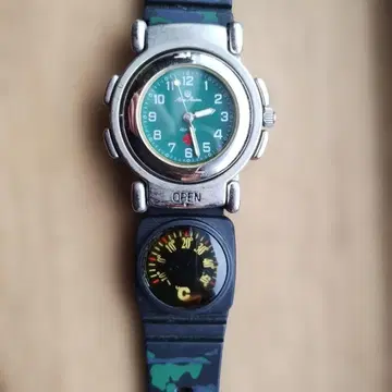 카모 패턴 나침반 포함 아날로그 시계