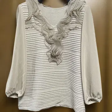 프릴 장식 베이지 칠부 소매 상의