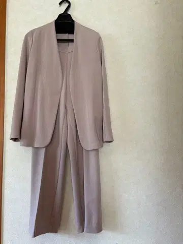 연한 핑크색 자켓과 팬츠 셋업 유니클로