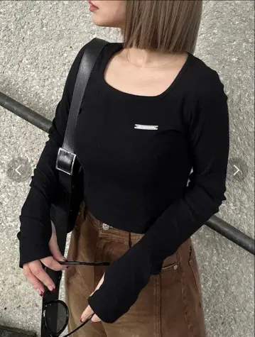 MURUA 플레이트 크롭 상의