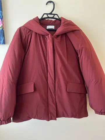 플라스테 후드 부착 버건디 다운 자켓