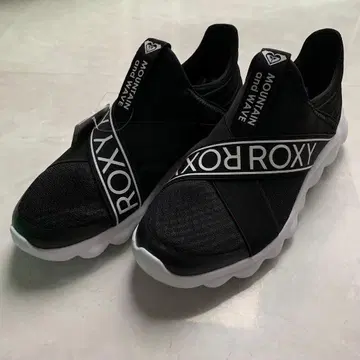 ROXY 블랙 슬립온 스니커즈 23.5cm