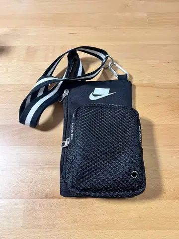 Nike 블랙 메쉬 포켓 숄더백