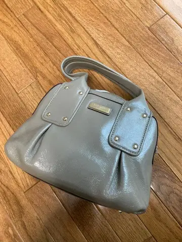 케이트 스페이드 그레이 합성 피혁 핸드백 스터드 포함