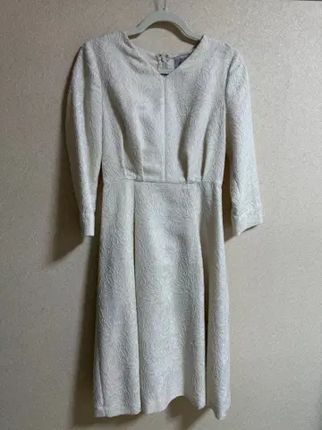 화이트 V넥 긴팔 무릎 기장 원피스