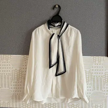 화이트 긴팔 셔츠 리본 포함