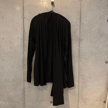 블랙 후드 부착 긴팔 상의