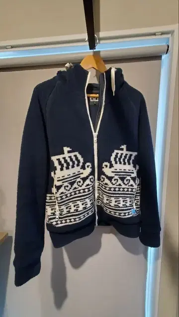 네이비 플리스 자켓 뱃무늬 후드 부착