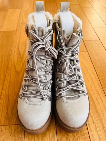 새상품 로스앤젤레스에서 구매 고급스러운 연한 아미 컬러 발목 보아 숏부츠