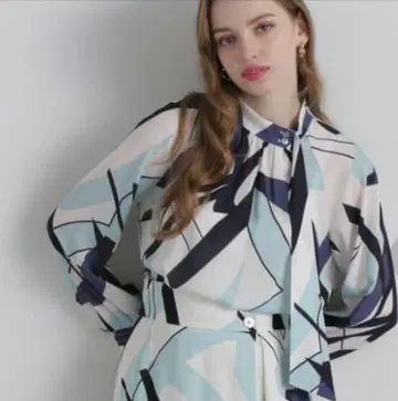 새상품급 핑키앤다이안 web 한정판 지오메트릭 아트 프린트 블라우스