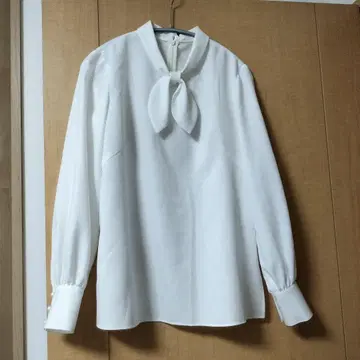 르네 Rene 리본 포함 화이트 긴팔 블라우스