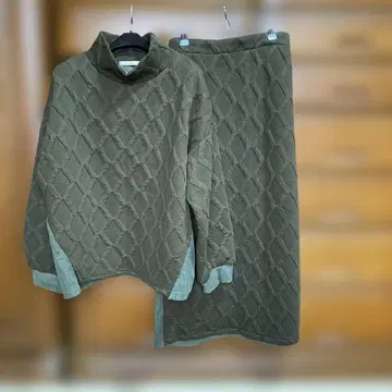 올리브 그린 퀼팅 셋업 개성있는