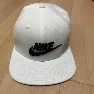 나이키 화이트 스냅백 캡