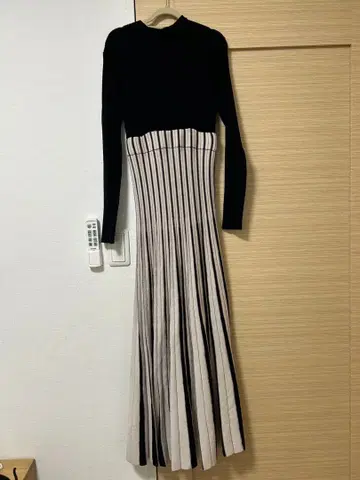 MERCURYDUO 배색 체인지 리브 롱 슬리브 니트 원피스 BLK