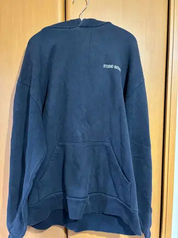 STUDIO SEVEN 다크 블루 후드 부착 후드티