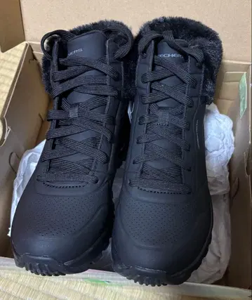 SKECHERS 퍼 달린 블랙 하이컷 스니커즈