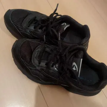 23.5 사이즈 블랙 스니커즈