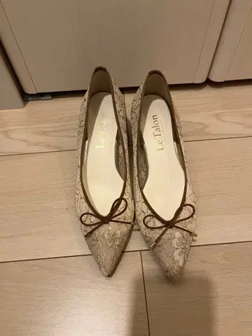 Le Talon 베이지 레이스 하이힐