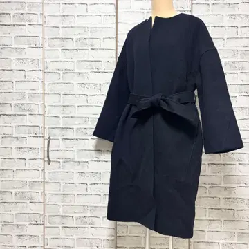 미라 오웬 접결 디테일 노카라 코트 네이비