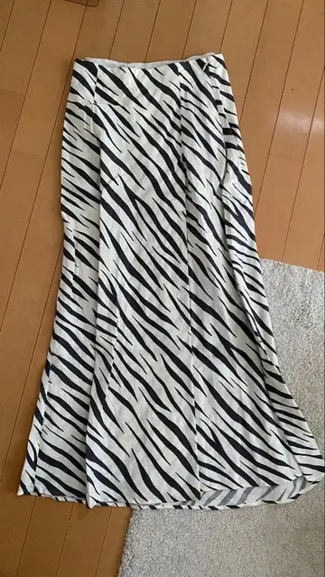 UNITED ARROWS 제브라 패턴 플레어 스커트 36 사이즈