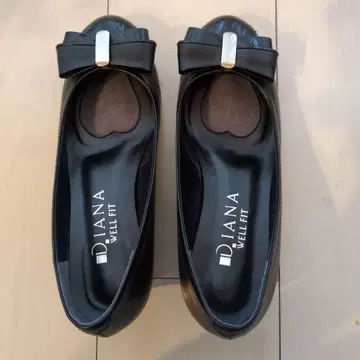 DIANA 블랙 웨지솔 펌프스