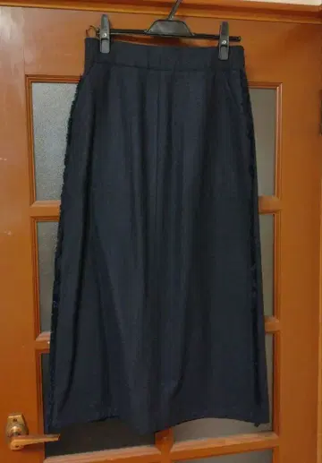 [ 새상품 ] 블랙 타이트 롱 스커트 사이드 프린지