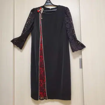 이타리야 레이스 장식의 블랙 긴팔 원피스