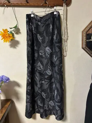 안티카 패턴 토르소 자카드풍 스커트 입체적인 꽃