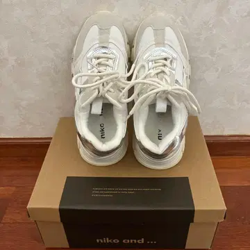niko and - 화이트 그레이 스니커즈