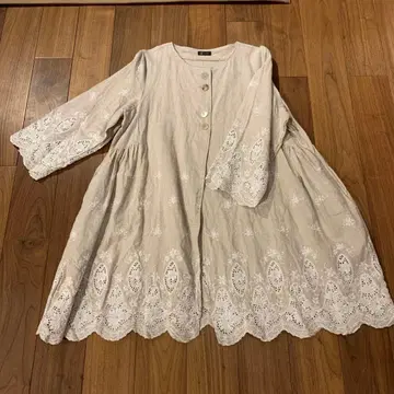 MIFUMI 베이지 코트 자수 조개 버튼