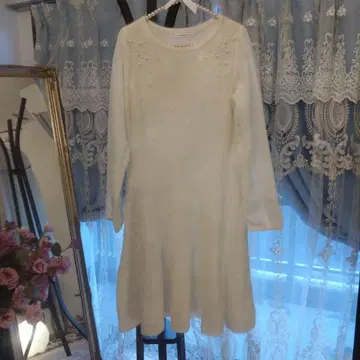 펄 장식 화이트 니트 원피스