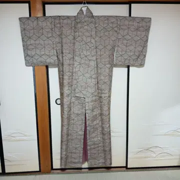 그레이와 빨간색의 기하학 패턴 기모노