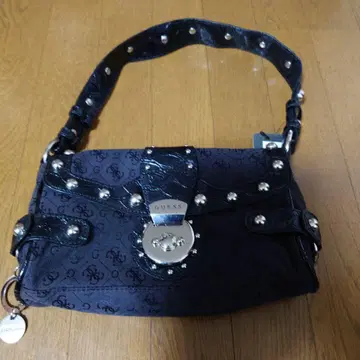 미사용 택 포함 GUESS 스터드 숄더백 블랙