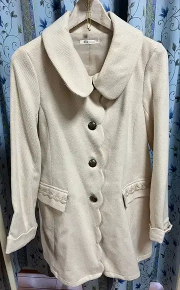 크림색 버튼 포함 코트