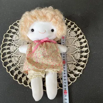 컬한 머리의 꽃무늬 인형 약 30cm