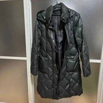 블랙 퀼팅 후드 부착 롱 다운 자켓