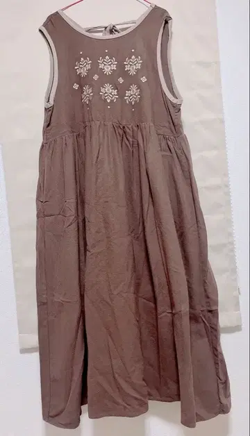 슬리브리스 꽃 자수 원피스