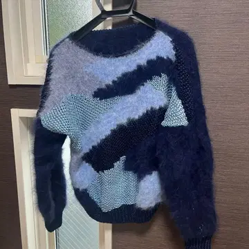 네이비 계열 스웨터