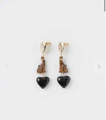 레오파드 무늬와 하트 모양 비즈 귀걸이