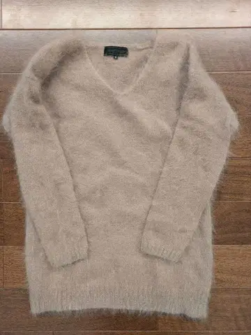 언타이틀 베이지 V넥 스웨터