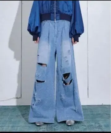 라이트 블루 데미지 부츠컷 데님